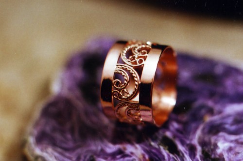 Женский золотой перстень с филигранью